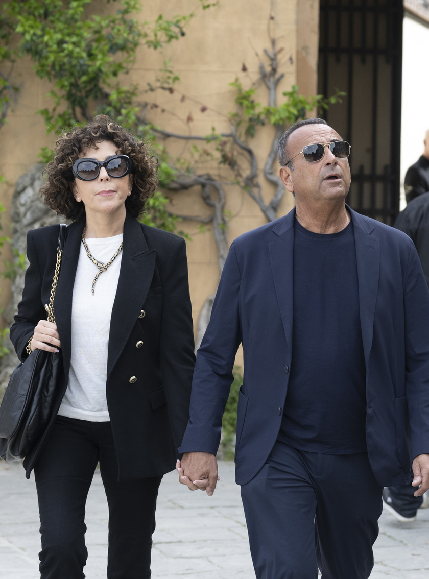 Chiesa gremita e rose rosse per ultimo saluto a Roberto Cavalli - RIPRODUZIONE RISERVATA