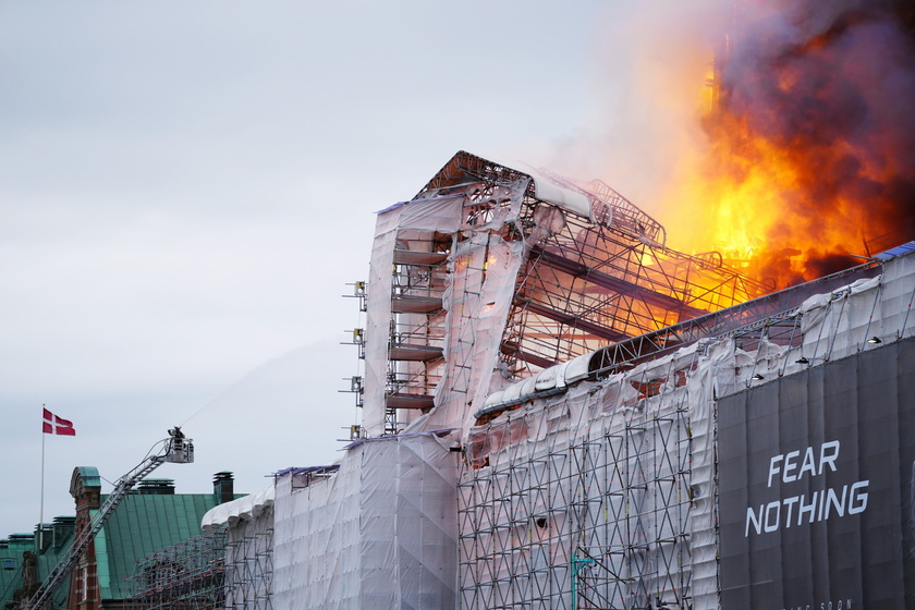 Fire hits historical Stock Exchange building in Copenhagen - RIPRODUZIONE RISERVATA