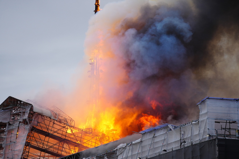 ++ In fiamme la Borsa di Copenaghen, crollata la guglia ++ - RIPRODUZIONE RISERVATA