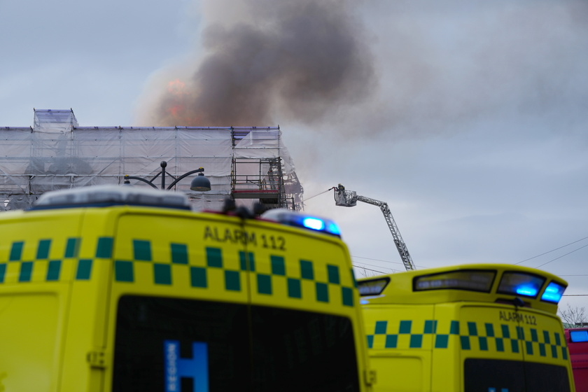 ++ In fiamme la Borsa di Copenaghen, crollata la guglia ++ - RIPRODUZIONE RISERVATA