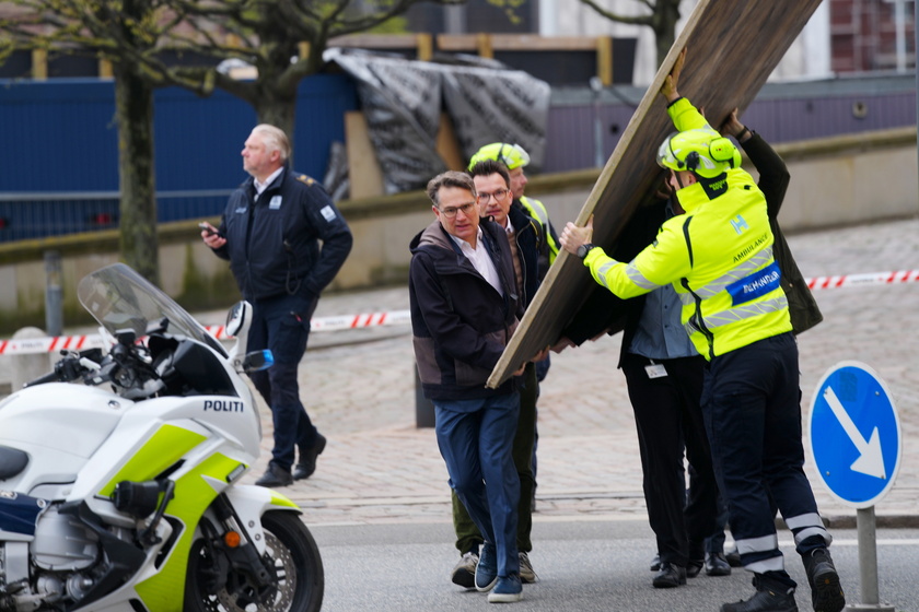 ++ In fiamme la Borsa di Copenaghen, crollata la guglia ++ - RIPRODUZIONE RISERVATA