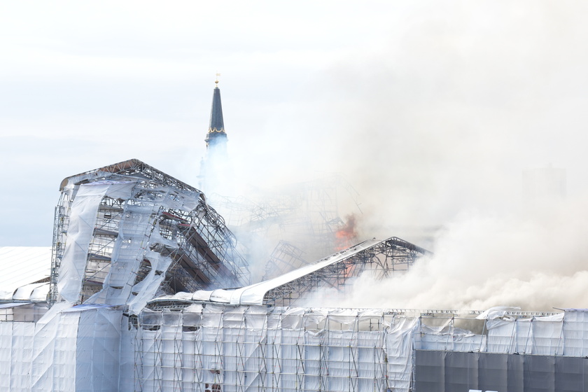 Fire hits historical Stock Exchange building in Copenhagen - RIPRODUZIONE RISERVATA