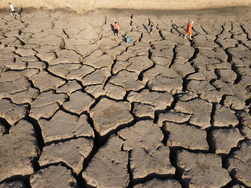 generica simbolica acqua siccita aridita sete climate change deserto