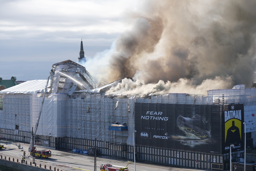 Fire hits historical Stock Exchange building in Copenhagen - RIPRODUZIONE RISERVATA