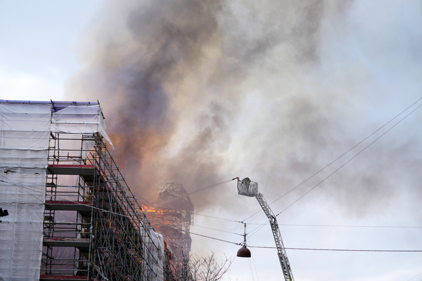 ++ In fiamme la Borsa di Copenaghen, crollata la guglia ++ - RIPRODUZIONE RISERVATA