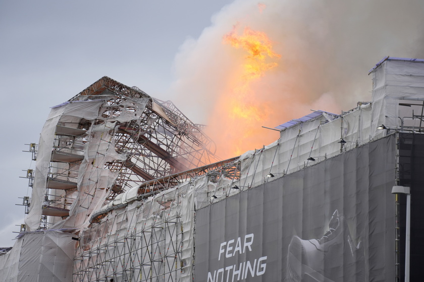 Fire hits historical Stock Exchange building in Copenhagen - RIPRODUZIONE RISERVATA