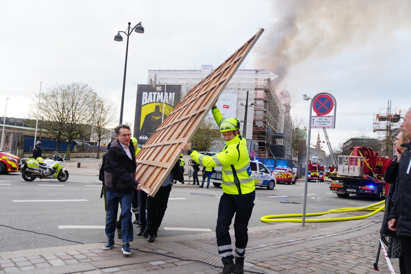 ++ In fiamme la Borsa di Copenaghen, crollata la guglia ++ - RIPRODUZIONE RISERVATA