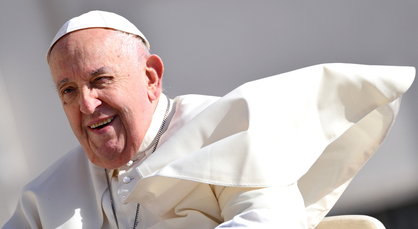 Il Papa in piazza per l'udienza generale, 4 bambini sulla 'jeep'