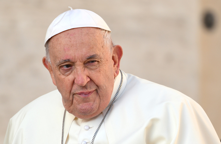 Il Papa in piazza per l'udienza generale, 4 bambini sulla 'jeep'