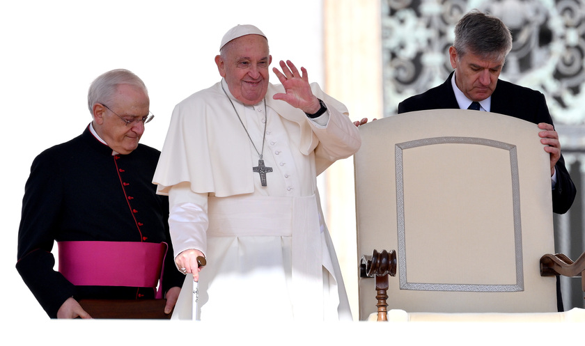 Il Papa in piazza per l'udienza generale, 4 bambini sulla 'jeep'