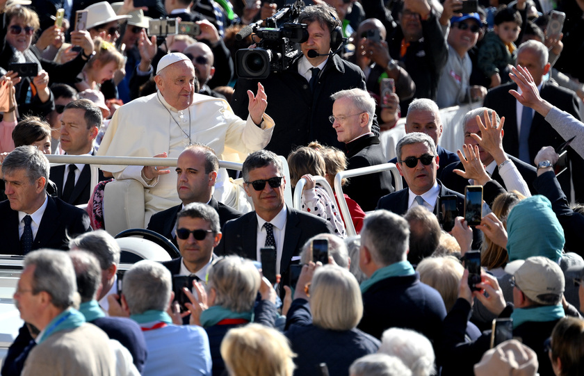 Il Papa in piazza per l'udienza generale, 4 bambini sulla 'jeep'