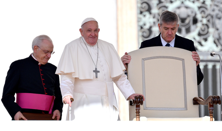 Il Papa in piazza per l'udienza generale, 4 bambini sulla 'jeep'