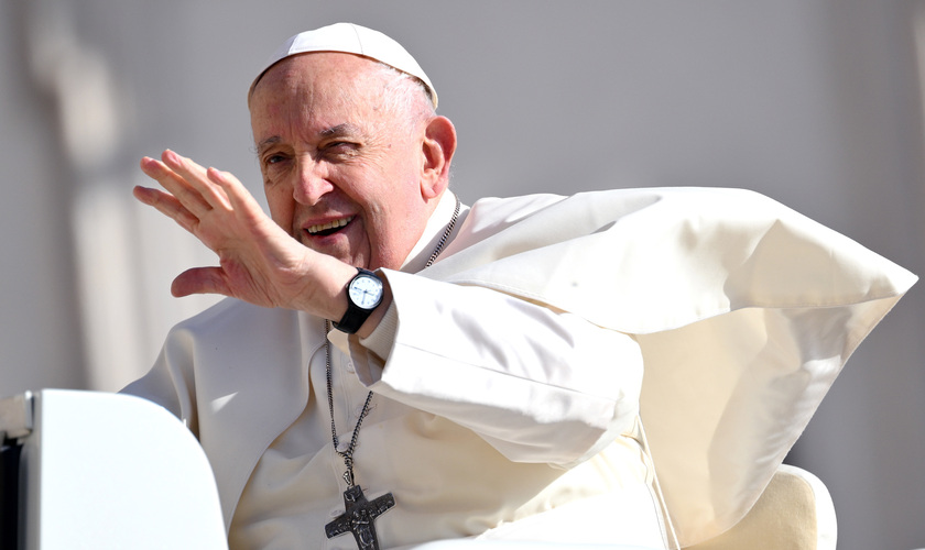 Il Papa in piazza per l'udienza generale, 4 bambini sulla 'jeep'