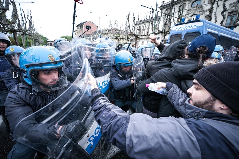 Corteo contro convegno ministri a Torino, respinto dalla polizia