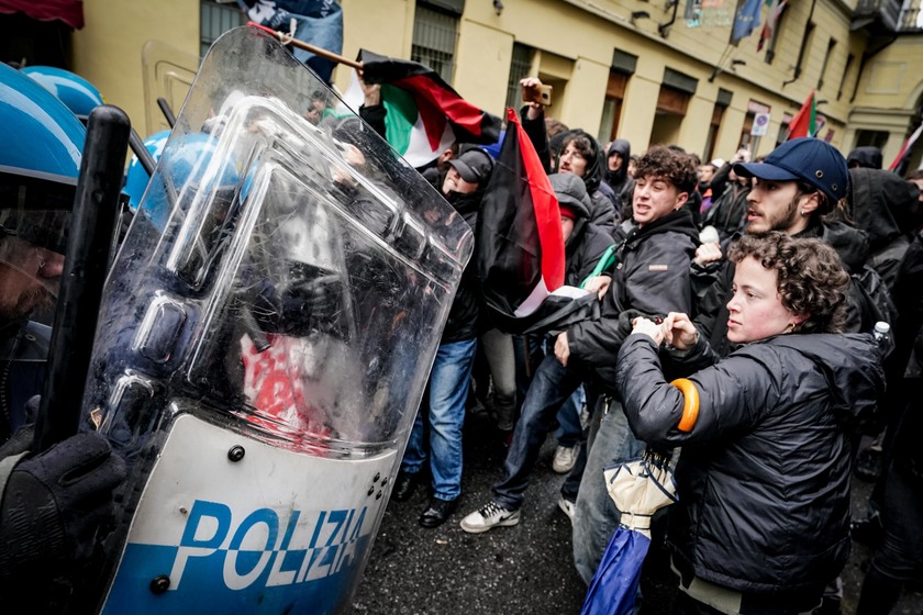 Studenti in corteo a Torino verso sede incontro con ministri