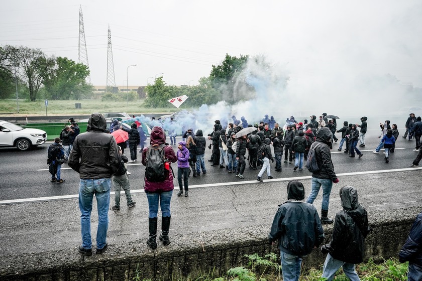 G7: corteo contro vertice, bloccata la tangenziale a Venaria