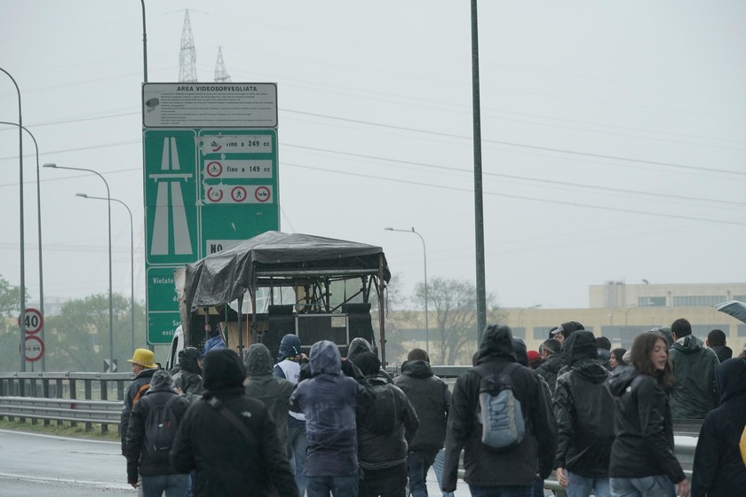 G7: corteo contro vertice, bloccata la tangenziale a Venaria