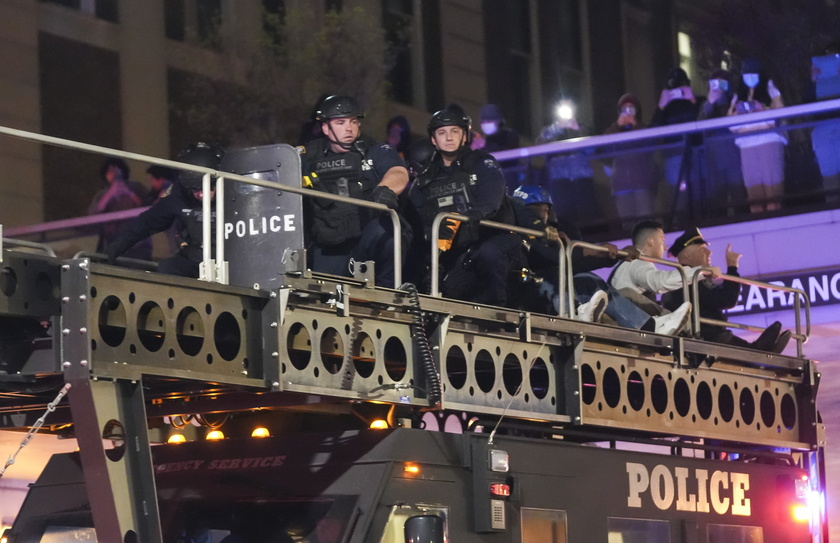 NYPD Enter Columbia University After Protestors take over Hamilton Hall