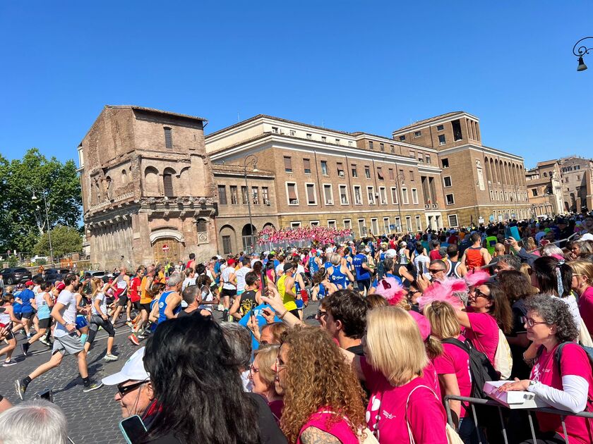 Mattarella alla Race for Cure, riceve il pettorale n.1