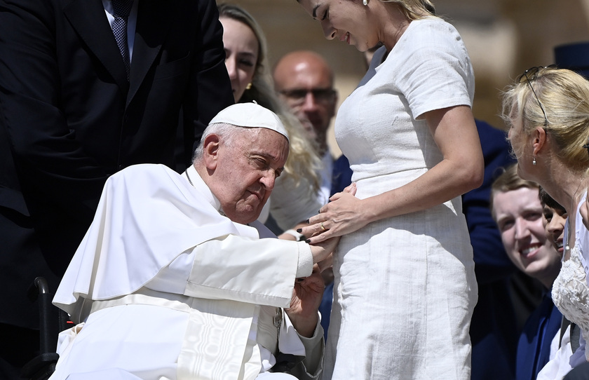 Il Papa, preghiamo per la pace, guerra è sempre una sconfitta