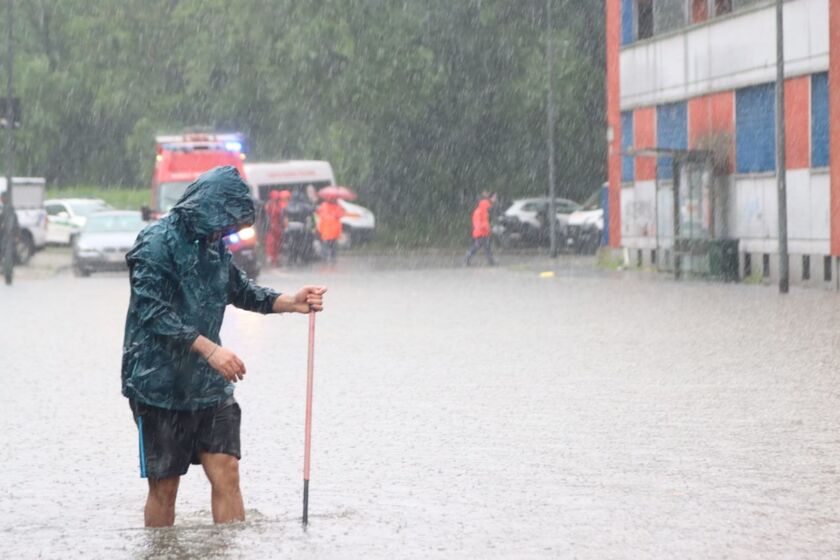 Pioggia su Milano, strade allagate nel quartiere di Pontelambro