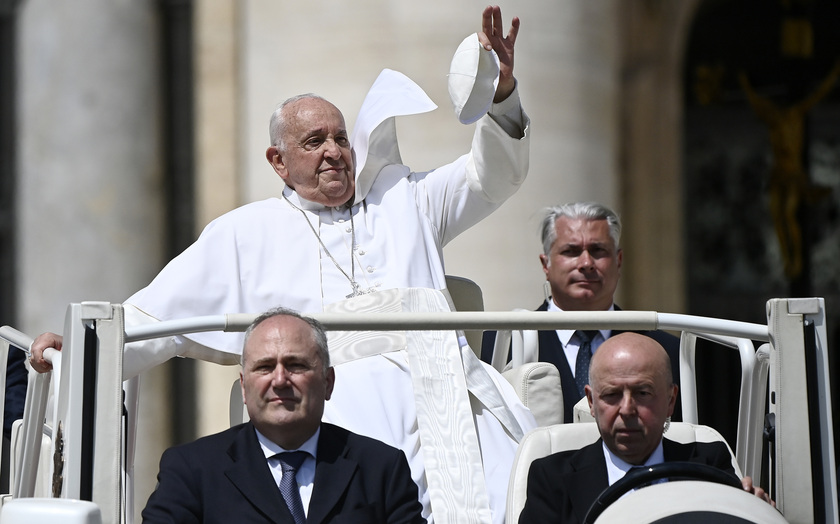 Il Papa, preghiamo per la pace, guerra è sempre una sconfitta