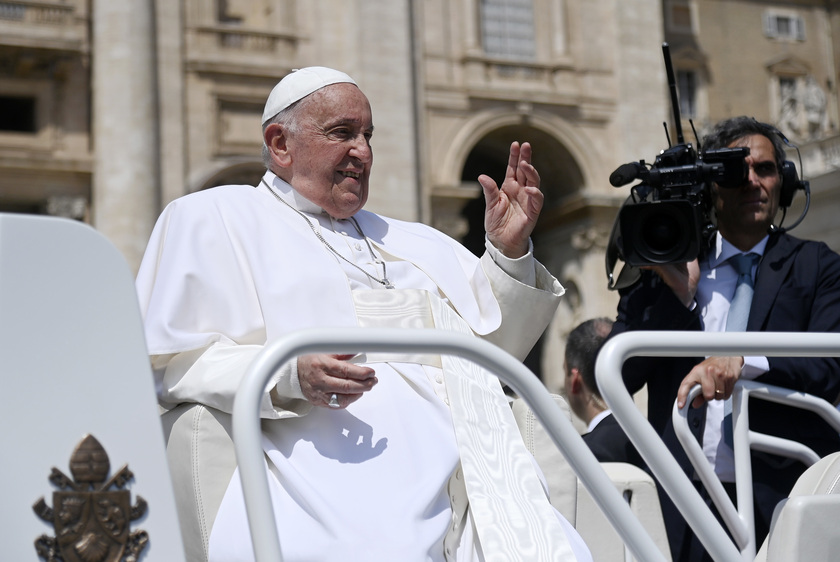 Il Papa, preghiamo per la pace, guerra è sempre una sconfitta