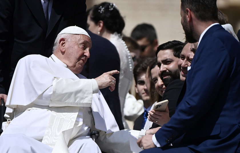 Il Papa, preghiamo per la pace, guerra è sempre una sconfitta