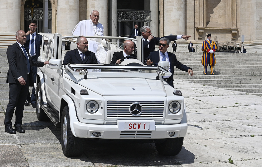 Il Papa, preghiamo per la pace, guerra è sempre una sconfitta