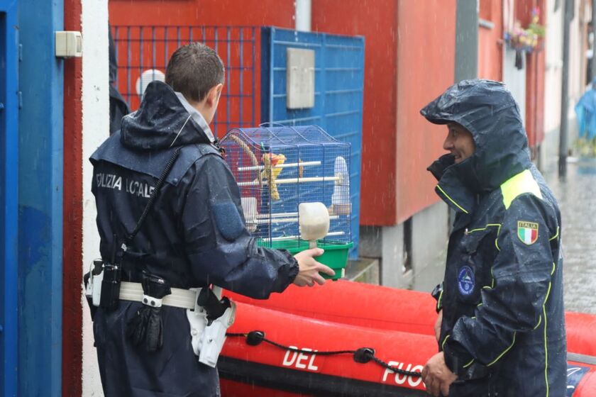 Pioggia su Milano, strade allagate nel quartiere di Pontelambro