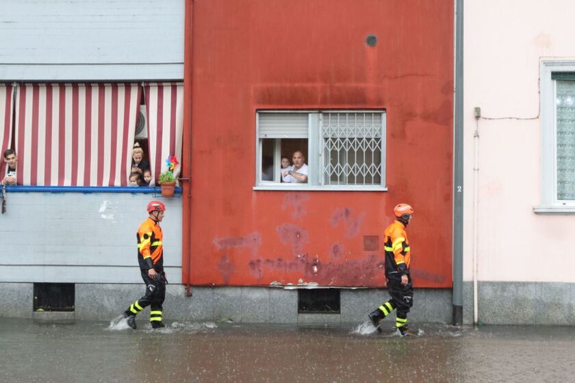 Pioggia su Milano, strade allagate nel quartiere di Pontelambro