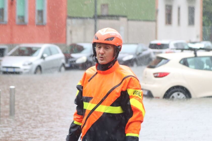 Pioggia su Milano, strade allagate nel quartiere di Pontelambro