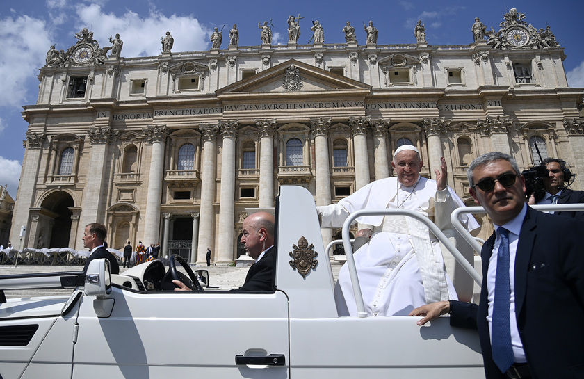 Il Papa, preghiamo per la pace, guerra è sempre una sconfitta