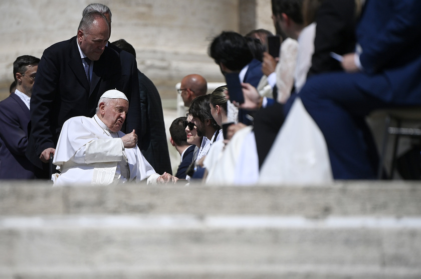 Il Papa, preghiamo per la pace, guerra è sempre una sconfitta