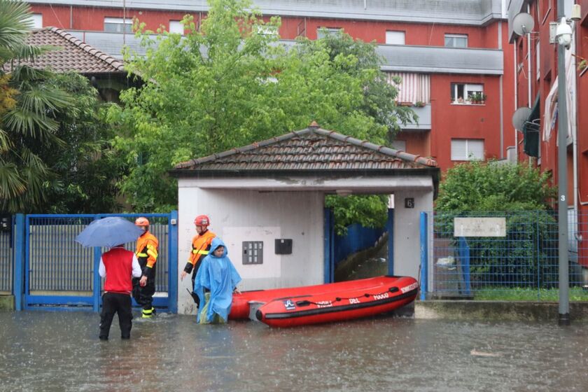 Pioggia su Milano, strade allagate nel quartiere di Pontelambro