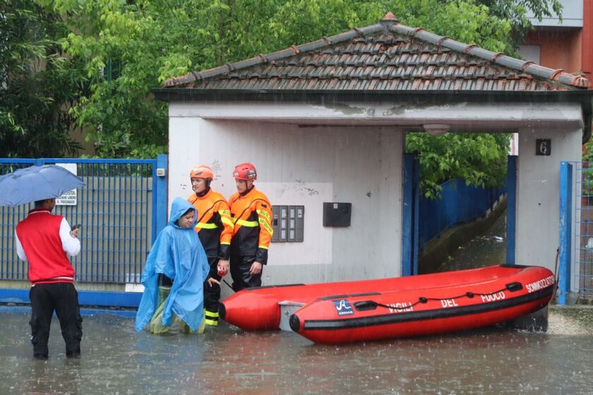 Pioggia su Milano, strade allagate nel quartiere di Pontelambro