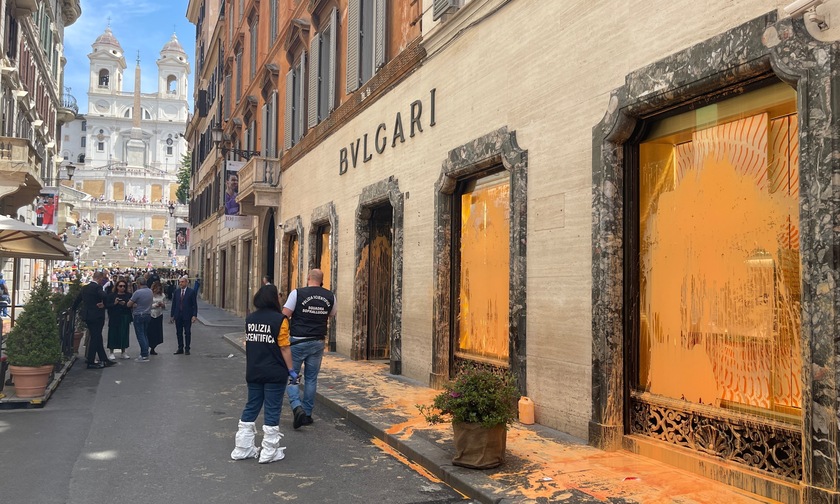 Blitz di Ultima Generazione a Roma, negozi del lusso tinti di arancione