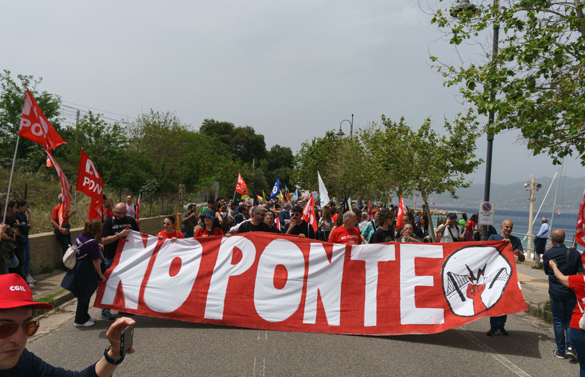 In migliaia a manifestazione No Ponte a Villa San Giovanni