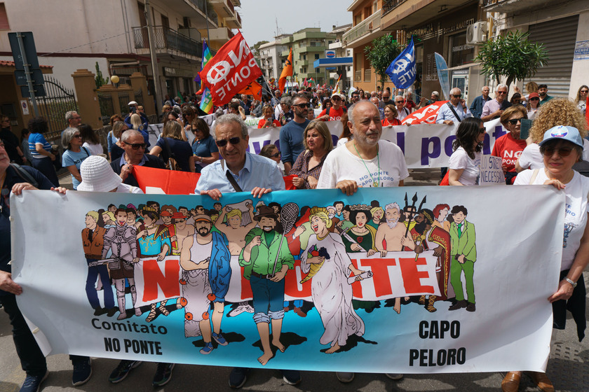 In migliaia a manifestazione No Ponte a Villa San Giovanni