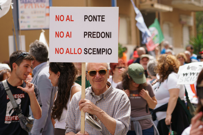 In migliaia a manifestazione No Ponte a Villa San Giovanni