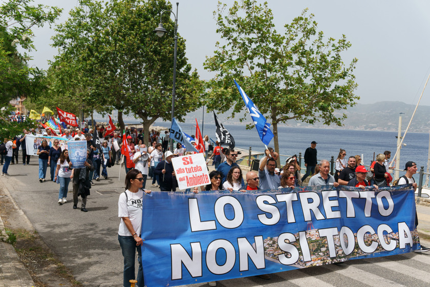 In migliaia a manifestazione No Ponte a Villa San Giovanni