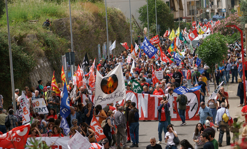 In migliaia a manifestazione No Ponte a Villa San Giovanni