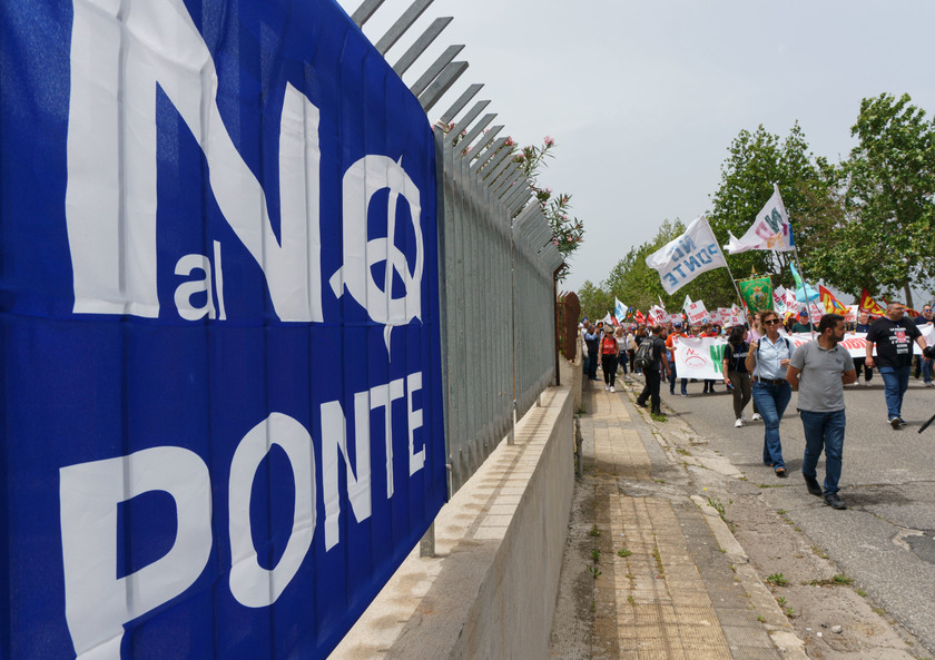 In migliaia a manifestazione No Ponte a Villa San Giovanni