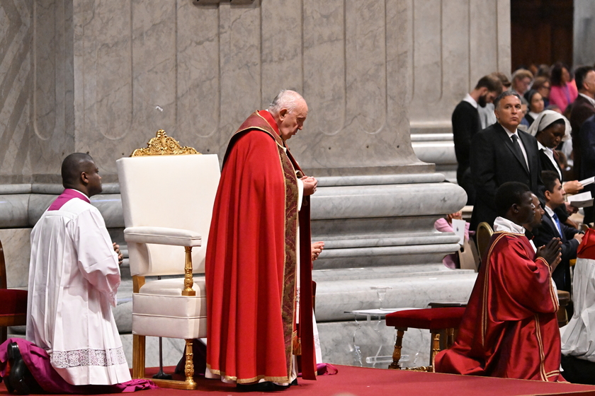 Il Papa nella Basilica di S.Pietro per la messa di Pentecoste