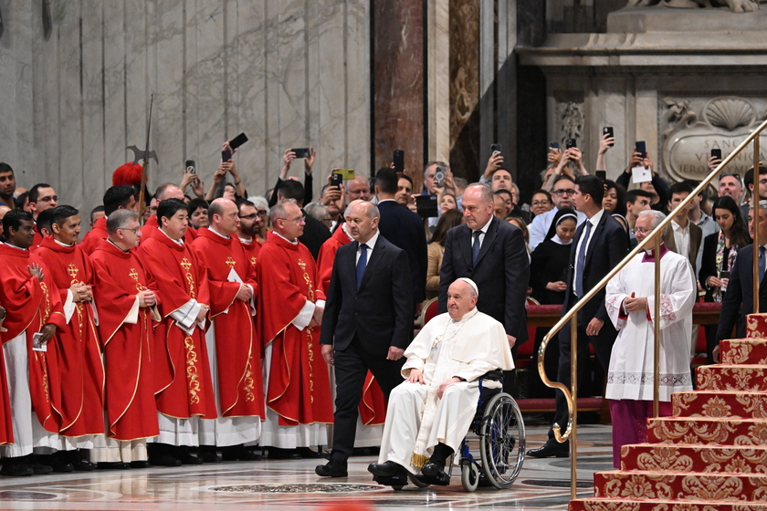 Il Papa nella Basilica di S.Pietro per la messa di Pentecoste