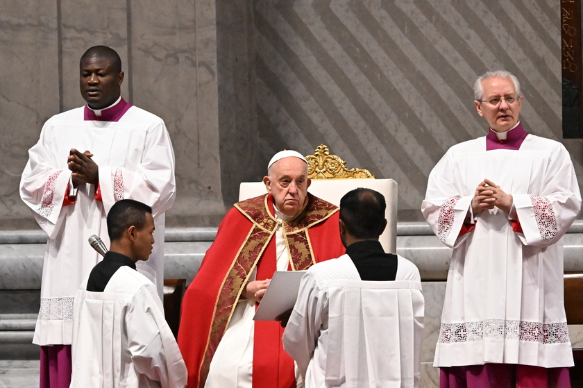 Il Papa nella Basilica di S.Pietro per la messa di Pentecoste