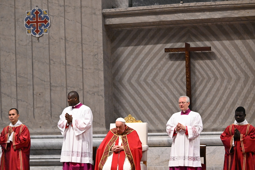 Il Papa nella Basilica di S.Pietro per la messa di Pentecoste