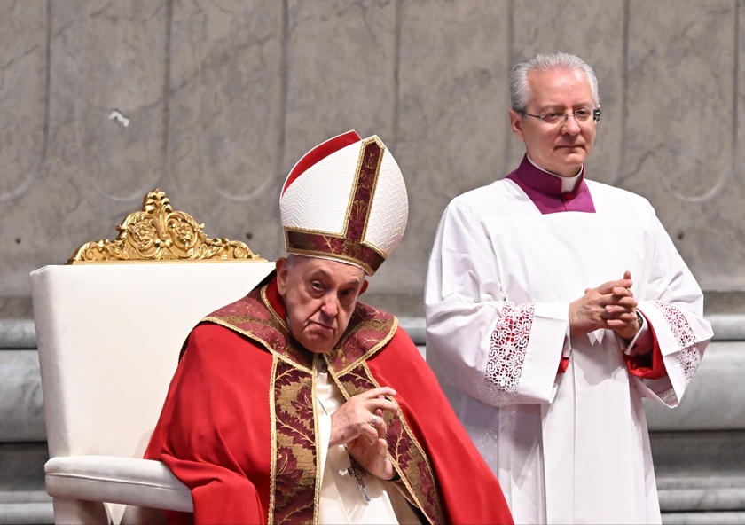 Il Papa nella Basilica di S.Pietro per la messa di Pentecoste