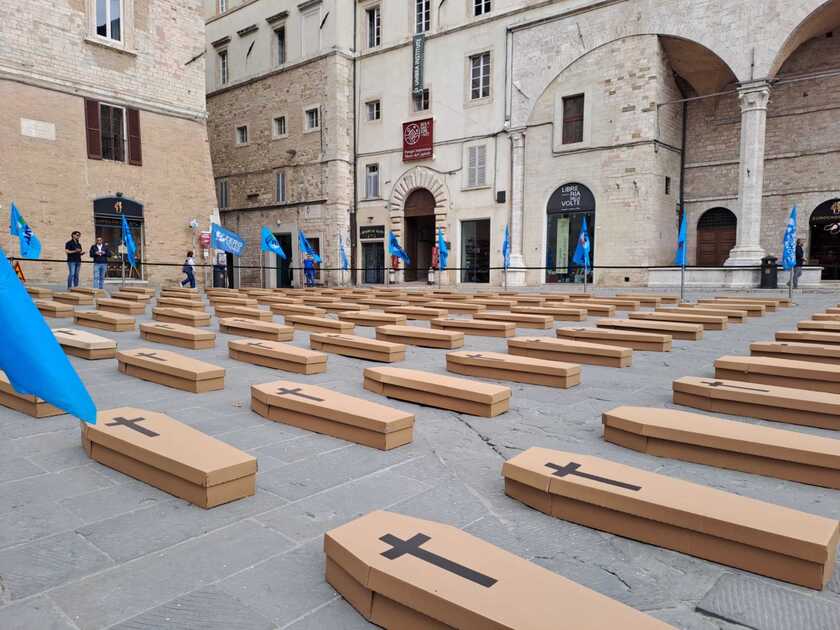 Perugia, 110 bare in piazza IV novembre: ''Basta morti sul lavoro''