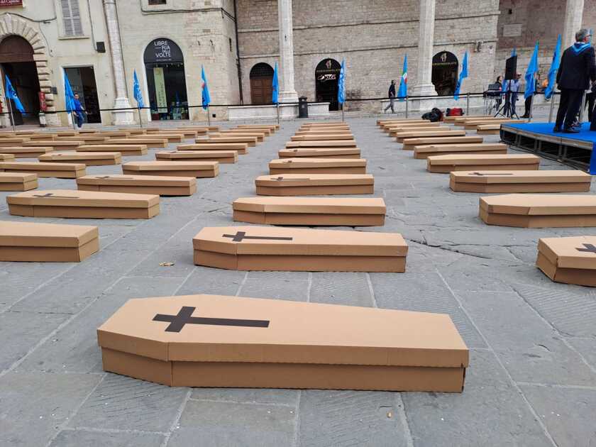 Perugia, 110 bare in piazza IV novembre: ''Basta morti sul lavoro''